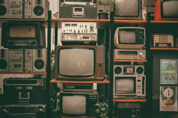 Ściana ułożona ze starych telewizorów kineskopowych i radioodbiorników.