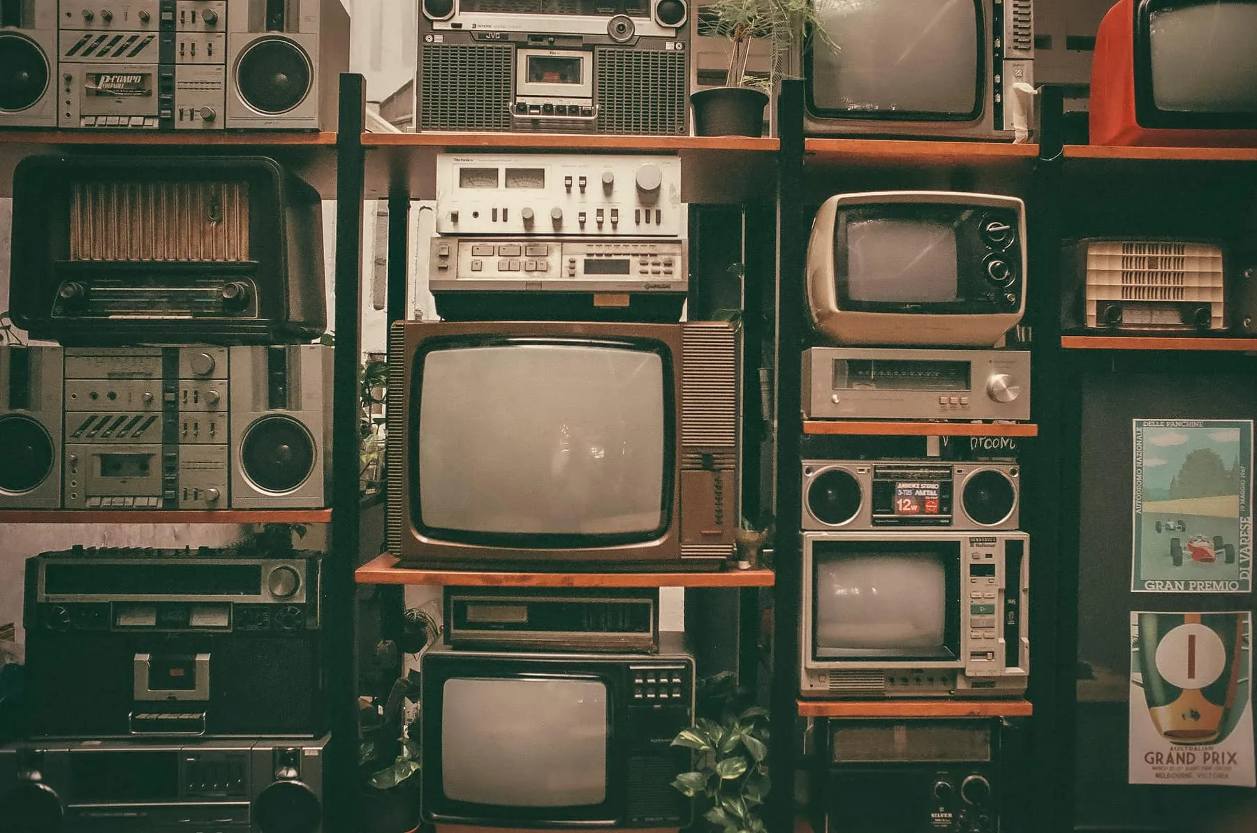 Ściana ułożona ze starych telewizorów kineskopowych i radioodbiorników.