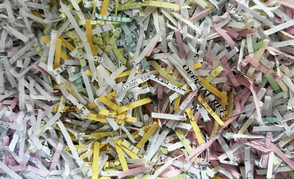 Sterta kolorowych ścinków papieru po niszczarce.